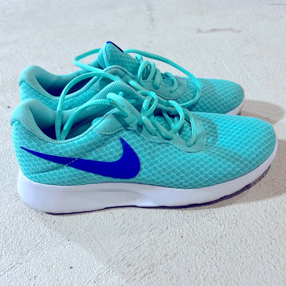 EUC Nike Tennis Shoes